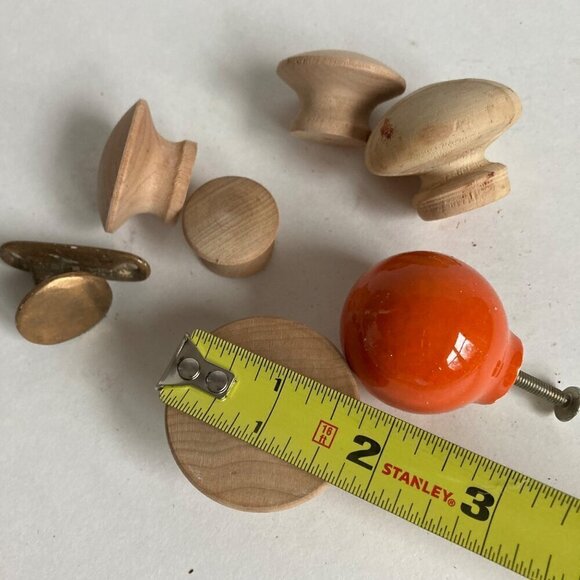 Lot 7 Vintage Drawer Knobs Dresser Pulls Wood Metal - Picture 2 of 6